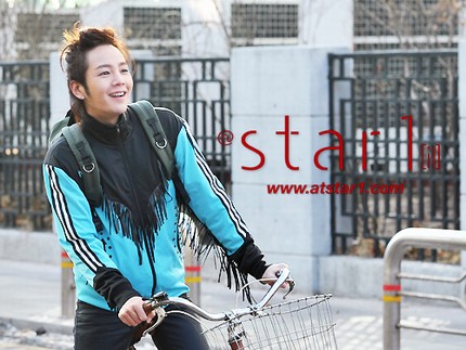 “アジアのプリンス”チャン・グンソクが、過去と現在が共存するソウルの孝子洞で撮影したグラビアを公開した。