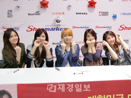 スニーカー総合チェーン店「Shoe marker」（シューマーカー）の広告モデルのガールズグループ「4Minute」（フォーミニッツ）（ナム・ジヒョン、ホ・ガユン、チョン・ジユン、クォン・ソヒョン）は、17日にソウル木洞のヘンボッカンセサン（幸せな世の中）デパート1階文化ホールでファンサイン会を開催した。