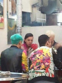BIGBANGが焼肉屋で食事をしている写真が公開され、話題となっている。