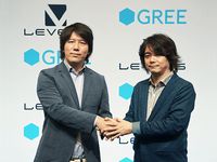 グリーの田中良和代表取締役社長（左）とレベルファイブの日野晃博代表取締役社長／CEO（右）（写真：グリー）

