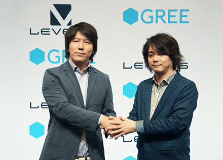グリーの田中良和代表取締役社長（左）とレベルファイブの日野晃博代表取締役社長／CEO（右）（写真：グリー）
