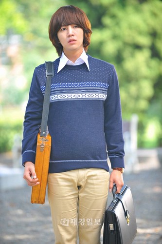 チャン・グンソクが、70年代の美大生に変身した。
