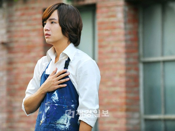 チャン・グンソクが、70年代の美大生に変身した。