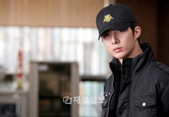 韓国SBS PLUS新月・火ミニシリーズ『あなたを愛しています』で、キム・ヒョンジュンが“フンナム（癒し系男子）”公益勤務要員に変身して女心を虜にした。