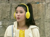 女優ソン・ユリと歌手IU（アイユ）が、「トッポッキ・コート」の名で90年代に多くの若者に愛されたダッフルコートスタイルで、想い出を呼び起こすファッションを披露し話題になっている。写真＝MBC「神々の晩餐」、SBS「サンショウウオ導師と恋まじない」