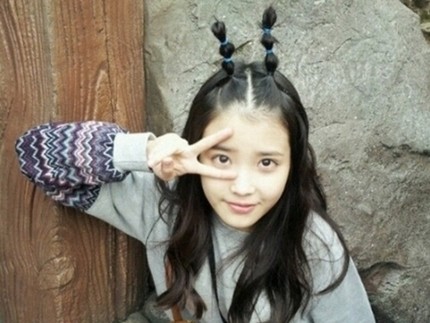 IU（アイユ）の“角ヘアー”が、ネットユーザーの視線を虜にしている。