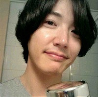 俳優のユン・サンヒョンがセルフショットを公開し、話題となった。