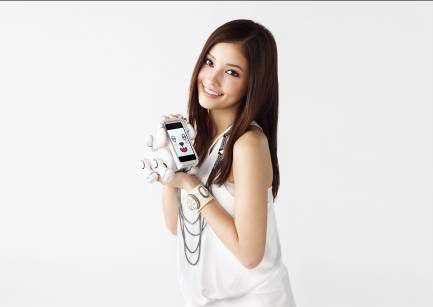 CMには黒木メイサさんを起用（画像：バンダイ）