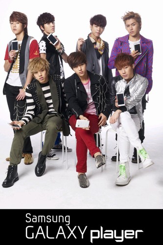 サムスンGalaxy Playerは26日、韓国男性アイドルグループINFINITE（インフィニット）メンバー達の声が入ったモーニングコールを公開した。