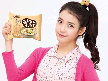 女性歌手IU（アイユ）のインタラクティブムービーが爆発的人気を得ている。