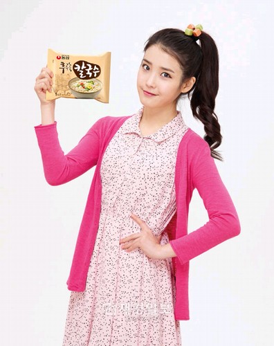 女性歌手IU（アイユ）のインタラクティブムービーが爆発的人気を得ている。