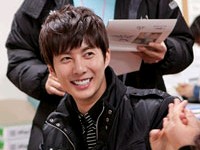 韓国SBS PLUS新月火ドラマ『あなたを愛しています』のキム・ヒョンジュン（マンネ）が爽やかな笑顔で女心を虜にする。