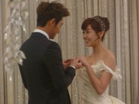 韓国SBS水木ドラマ『屋根裏部屋の皇太子』で悪女ホン・セナ役を熱演中の女優チョン・ユミが、ウェディングドレス姿で純白の天使に生まれ変わった。
