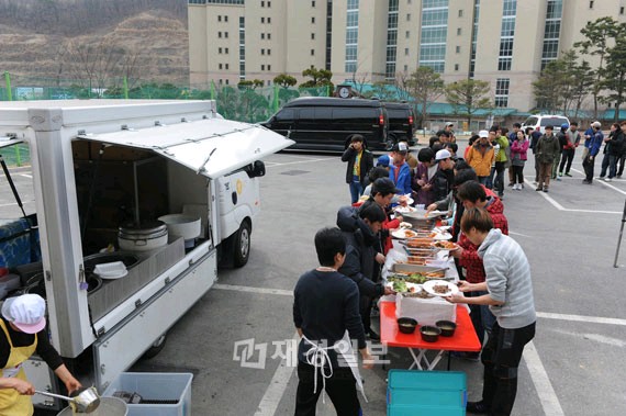 韓国KBS新月・火ドラマ『ラブレイン』の撮影現場に、俳優チソンがサプライズ訪問して話題となっている。