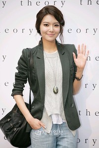 少女時代のスヨンが29日午後、ファッションブランド「Theory」のショップオープン式に出席した。 少女時代のスヨンが29日午後、ファッションブランド「Theory」のショップオープン式に出席した。
