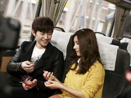 2PMのジュノと女優キム・ソウンの初々しいデート現場が公開され話題だ。写真=MBC音楽
 