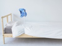 リアライズが4月18日に発売するベッド専用のiPadアシスタント『Manatee』（マナティ）