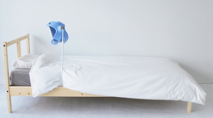 リアライズが4月18日に発売するベッド専用のiPadアシスタント『Manatee』（マナティ）