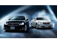 左：クラウン特別仕様車アスリート “Premium Edition”2.5L（ブラック）右： クラウン特別仕様車ロイヤルサルーン “Premium Edition”2.5L（ホワイトパールクリスタルシャイン）＜オプション装着車＞ （画像：トヨタ自動車）
