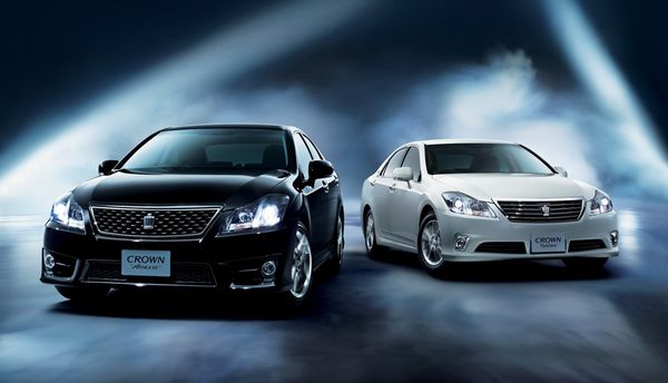 左：クラウン特別仕様車アスリート “Premium Edition”2.5L（ブラック）右： クラウン特別仕様車ロイヤルサルーン “Premium Edition”2.5L（ホワイトパールクリスタルシャイン）＜オプション装着車＞ （画像：トヨタ自動車）
