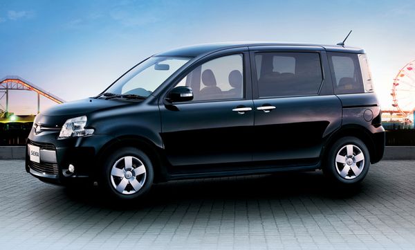 シエンタの特別仕様車DICE“Limited”2WD（ブラックマイカ）（画像：トヨタ自動車）