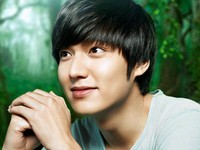 韓国の男性俳優イ・ミンホが、韓国の自然派化粧品ブランド『innisfree』(イニスフリー)の新しい広告でなめらかな美肌を披露し、話題となっている。