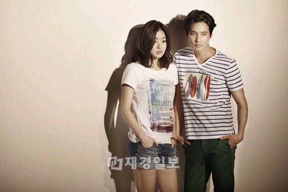 俳優ウォンビンとカン・ソラの夏のファッショングラビアが公開され、ネットユーザーから注目を集めている。