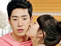 韓国KBSのシットコム『天女が必要』で、パク・ミヌのほっぺたにチューするMiss Aのスジの姿が公開されて話題だ。