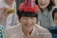 甘い声が定評の韓国の男性俳優ソン・ジュンギが、最近ロッテリア(www.lotteria.com)のCMモデルに起用され、CMソング『チョア(好き) song』を歌って話題となっている。 甘い声が定評の韓国の男性俳優ソン・ジュンギが、最近ロッテリア(www.lotteria.com)のCMモデルに起用され、CMソング『チョア(好き) song』を歌って話題となっている。