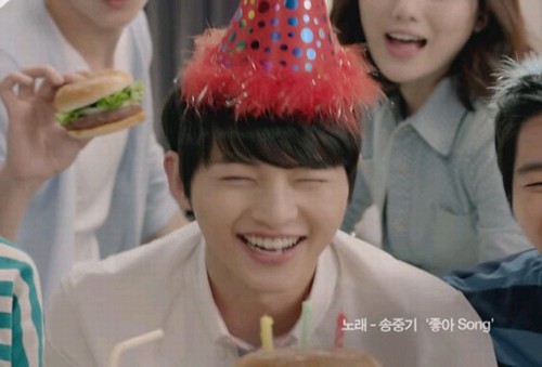 甘い声が定評の韓国の男性俳優ソン・ジュンギが、最近ロッテリア(www.lotteria.com)のCMモデルに起用され、CMソング『チョア(好き) song』を歌って話題となっている。