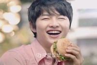 甘い声が定評の韓国の男性俳優ソン・ジュンギが、最近ロッテリア(www.lotteria.com)のCMモデルに起用され、CMソング『チョア(好き) song』を歌って話題となっている。 甘い声が定評の韓国の男性俳優ソン・ジュンギが、最近ロッテリア(www.lotteria.com)のCMモデルに起用され、CMソング『チョア(好き) song』を歌って話題となっている。