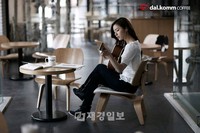 韓国の女優シン・セギョンが専属モデルを務める韓国のコーヒーフランチャイズ『dal.komm COFFEE(ダルコムコーヒー)』(www.dalkomm.com)のCM撮影現場の写真が公開され、話題となっている。