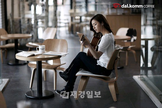 韓国の女優シン・セギョンが専属モデルを務める韓国のコーヒーフランチャイズ『dal.komm COFFEE(ダルコムコーヒー)』(www.dalkomm.com)のCM撮影現場の写真が公開され、話題となっている。