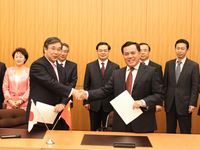 基本合意書を締結した吉林糧食集団孟薫事長（右）と住友商事生活産業・建設不動産事業部門長の佐々木氏（住友商事本社内で撮影）（写真：住友商事）
