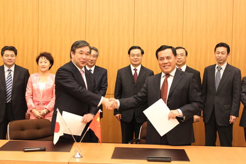 基本合意書を締結した吉林糧食集団孟薫事長（右）と住友商事生活産業・建設不動産事業部門長の佐々木氏（住友商事本社内で撮影）（写真：住友商事）
