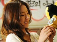 韓国SBS月火ドラマ 『ファッション王』で、天性のデザイン感覚を持ったイ・ガヨン役を熱演中のシン・セギョンの撮影時のオフショット写真が話題となっている。