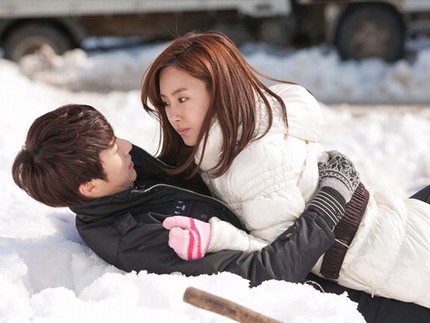 新作SBS PLUSドラマ『あなたを愛しています』が、SS501のキム・ヒョンジュン（マンネ）と女優キム・ユンソのトキメキのシーンを公開した。
