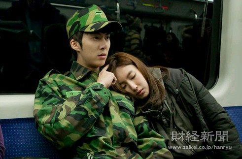 玉水洞セレブのオーラを芳醇に漂わせながら、女心を虜にする準備を整えたSS501キム・ヒョンジュン（マンネ）が、地下鉄の酔っ払い女に扮したキム・ユンソとリアル度100%のホットな出逢いを果たし、話題になっている。