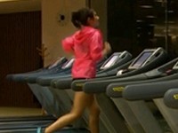 9日に放送された韓国SBSドラマ『ファッション王』第7話で、ユリ（少女時代）の演じるアンナがランニングマシンで走るシーンが放映され、ユリの引き締まったグラマラスな健康美が男性たちの心を揺さぶった。写真=SBSドラマ