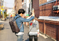 SBSドラマ『屋根裏部屋の皇太子』の主役、JYJのユチョンと女優ハン・ジミンの撮影現場写真が公開された。 SBSドラマ『屋根裏部屋の皇太子』の主役、JYJのユチョンと女優ハン・ジミンの撮影現場写真が公開された。