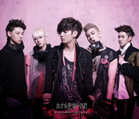 10代の代弁者になって10代の視点から見た世の中の出来事(校内暴力や社会問題)を歌う新人ボーイズグループ、NU’ESTが爆発的人気を博している。 10代の代弁者になって10代の視点から見た世の中の出来事(校内暴力や社会問題)を歌う新人ボーイズグループ、NU’ESTが爆発的人気を博している。