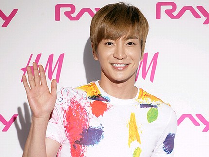 ファッションブランド「H&M」と起亜自動車「RAY」による「OPEN YOUR EYES by RAY+H&M」アートコラボレーションプロジェクトが、18日午後、H&Mのソウル新沙洞の狎鴎亭店で開催され、少女時代、ユジン、U-KISS、SUPER JUNIORらが参加した。