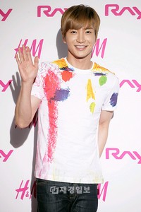 ファッションブランド「H&M」と起亜自動車「RAY」による「OPEN YOUR EYES by RAY+H&M」アートコラボレーションプロジェクトが、18日午後、H&Mのソウル新沙洞の狎鴎亭店で開催され、少女時代、ユジン、U-KISS、SUPER JUNIORらが参加した。 ファッションブランド「H&M」と起亜自動車「RAY」による「OPEN YOUR EYES by RAY+H&M」アートコラボレーションプロジェクトが、18日午後、H&Mのソウル新沙洞の狎鴎亭店で開催され、少女時代、ユジン、U-KISS、SUPER JUNIORらが参加した。