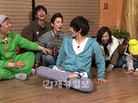 『私たちの日曜の夜－女心男心』に合流したMBLAQ（エムブラック）のイ・ジュンが、抜群のバラエティのセンスを発揮して出演陣を安心させた。