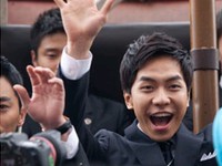 ドラマ『ザ・キング2Hearts』の撮影でイ・スンギが遊園地に登場し、大勢のファンが押し寄せて“イ・スンギの力”を立証した。