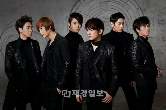 歌謡界伝説のアイドルグループ 神話（SHINHWA シンファ）が、韓国紳士服の代表ブランド「ROYGEN」の広告モデルに抜擢された。写真=神話カンパニー
