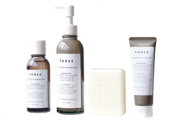 マッサージ効果に着目しセルフメディケーションの発想から生まれた、THREEのボディケアライン