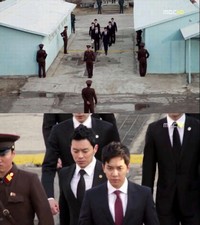 韓国MBC水木ドラマ『ザ・キング 2Hearts』のイ・スンギが、北朝鮮に堂々と立ち向かう王の姿を披露し視聴者を感動させた。 韓国MBC水木ドラマ『ザ・キング 2Hearts』のイ・スンギが、北朝鮮に堂々と立ち向かう王の姿を披露し視聴者を感動させた。