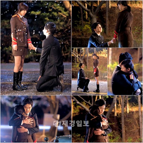 26日に放送される韓国MBC『ザ・キング2Hearts』の第12話では、イ・スンギがハ・ジウォンの前でひざまずきプロポーズをし、二人が抱き合うシーンが描かれる。写真=キム・ジョンハクプロダクション