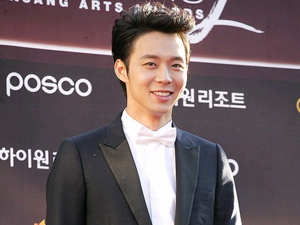 第48回百想芸術大賞の授賞式が 26日午後6時30分、ソウルのオリンピック公園内オリンピックホールで開催され、出席した俳優パク·ユチョン（JYJ）がレッドカーペットに続き、フォトコールに応じた。この日、パク・ユチョンは「TV部門男性人気賞」を受賞した。